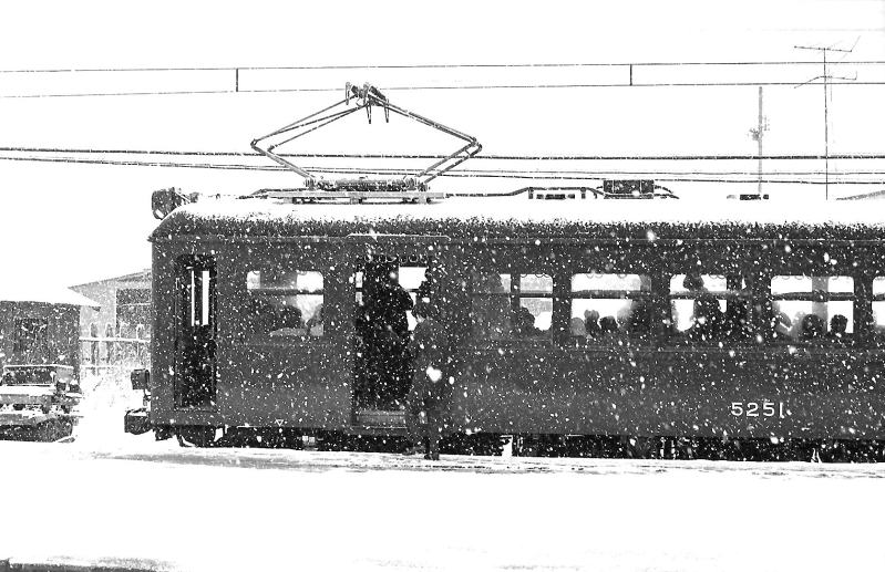 伊賀神戸駅　雪をかぶった伊賀線の電車