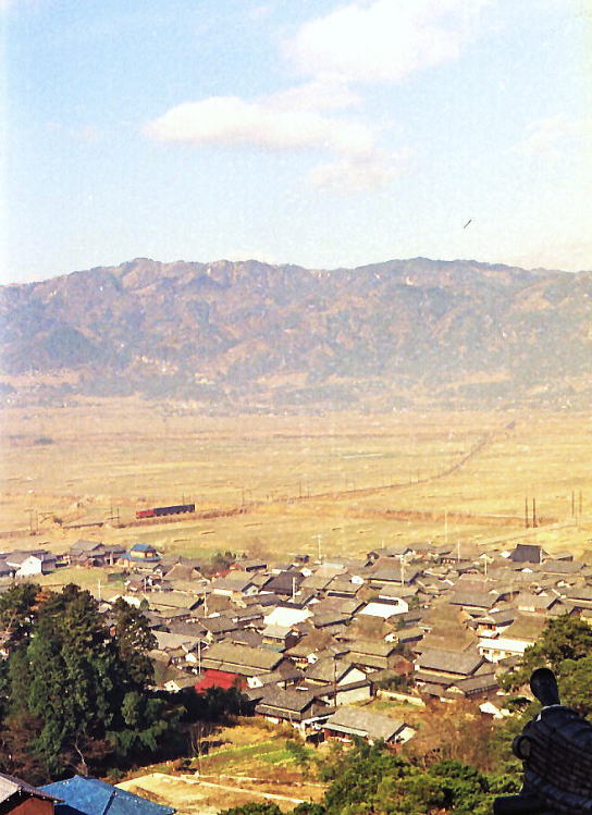 伊賀上野城の天守閣から伊賀上野駅方向を見る