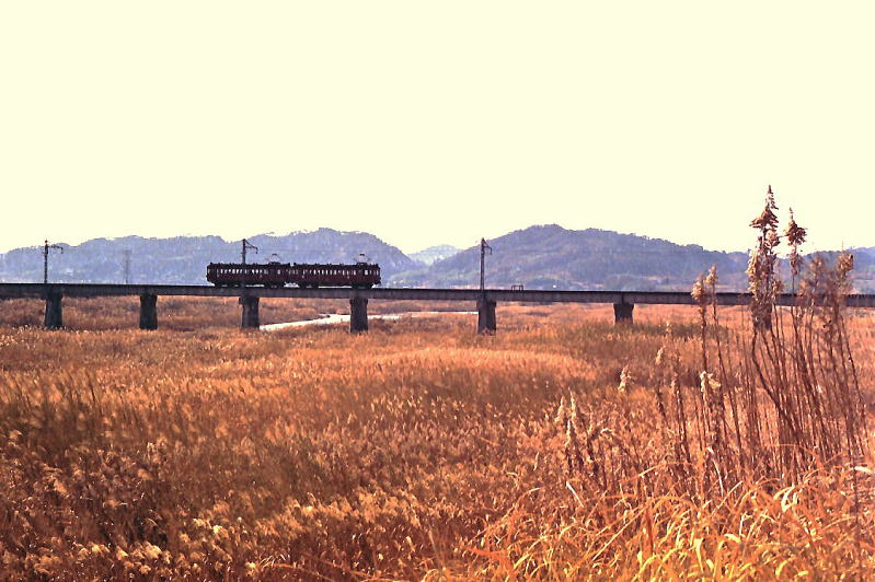 昭和４４年１２月　新居駅付近　鉄橋を渡る伊賀線電車。