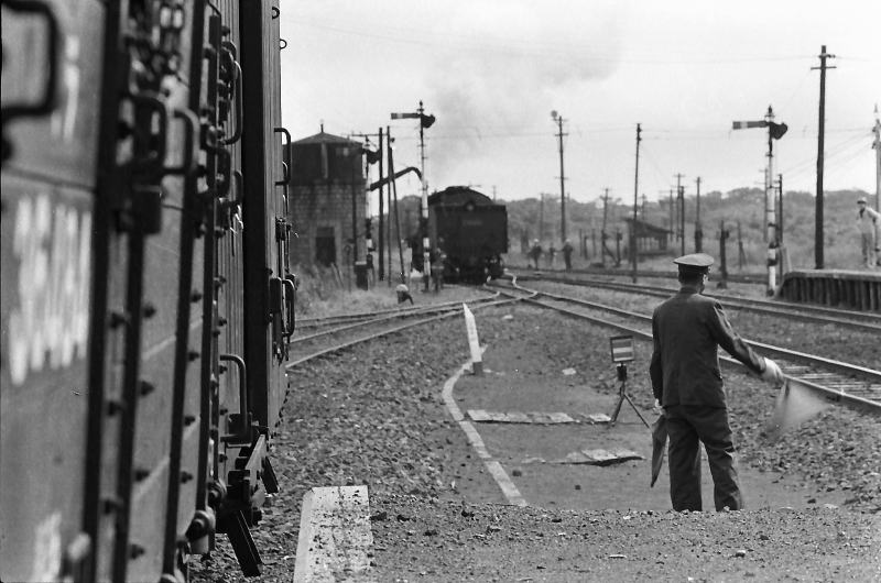 厚床駅　給水を終えて列車に戻るＣ５８
