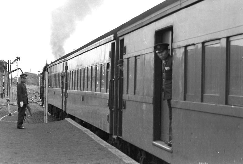 根室へ向かって厚床駅を出発する４４１列車