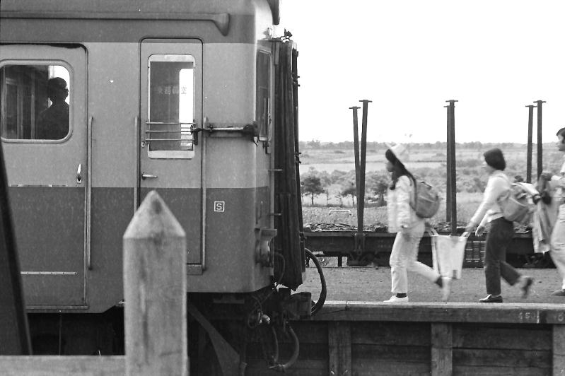 厚床駅で釧路行きの気動車に乗り込む女学生