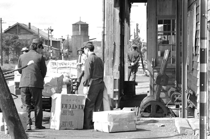 厚床駅。列車が出た後の荷物整理