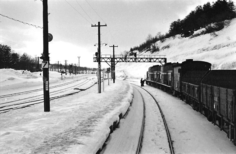 小沢駅にて、客車の後部デッキから倶知安方向