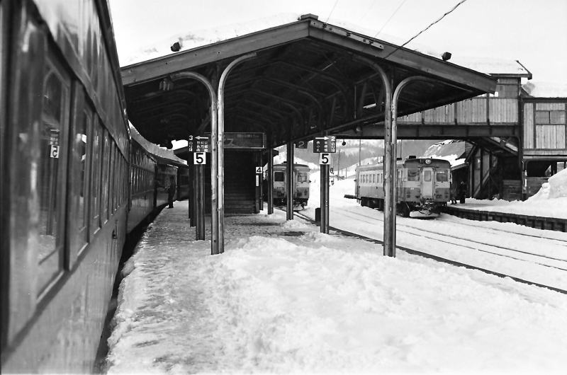 雪まみれの函館本線小沢駅　昭和４９年３月