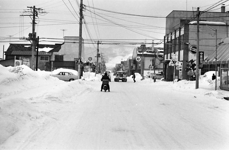 雪の上川駅前　通学のトラクター