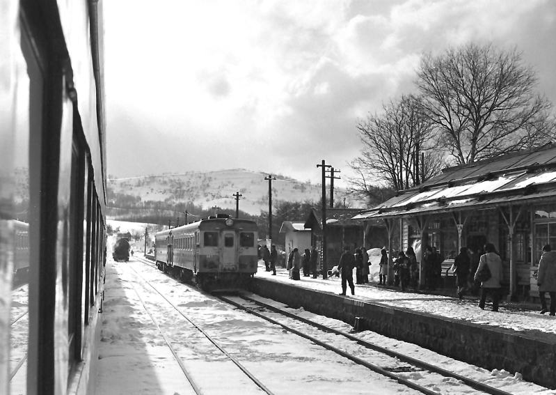 朝の塩谷駅　小樽方面へ向かうキハ２２　　昭和４９年３月<BR>