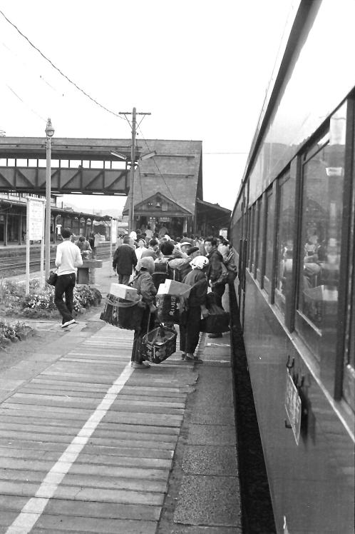 昭和４６（１９７１）年８月　倶知安駅　行商のおばさんたちが乗り込んで来る