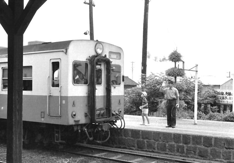 柳本駅　タブレットを持つ駅員さん