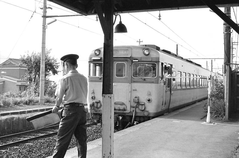 飯田線羽場駅。　朝の新宿行き「こまがね１号」　