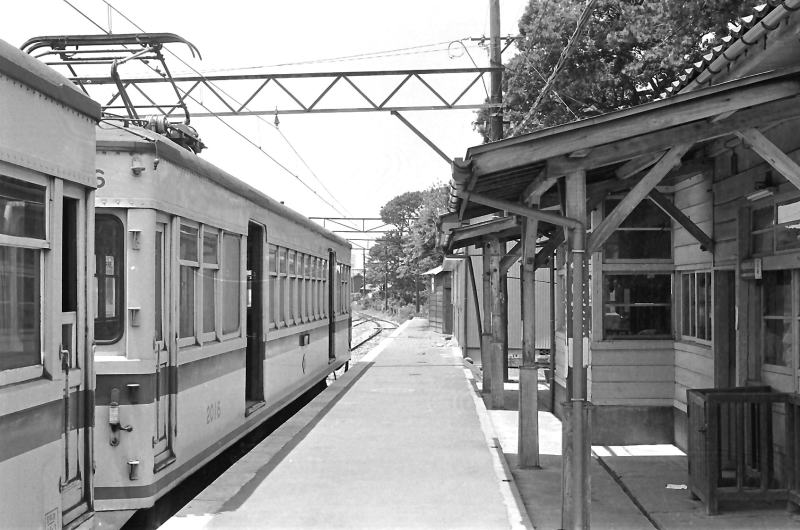 同じく三国港駅　行き先表示板が国鉄客車のような、車体中央に。