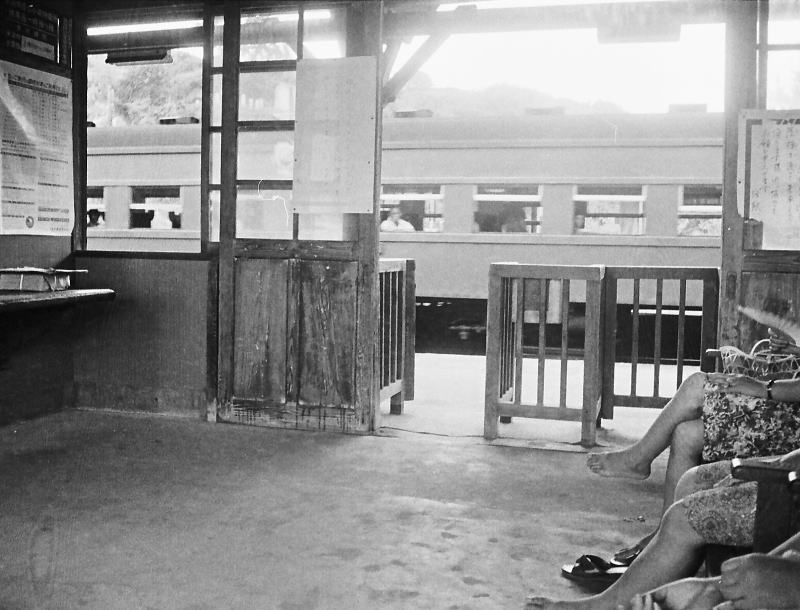 女性のナマ足が一杯の山陰本線泊駅