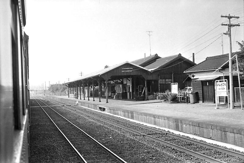 紀勢本線一身田駅の古い駅舎