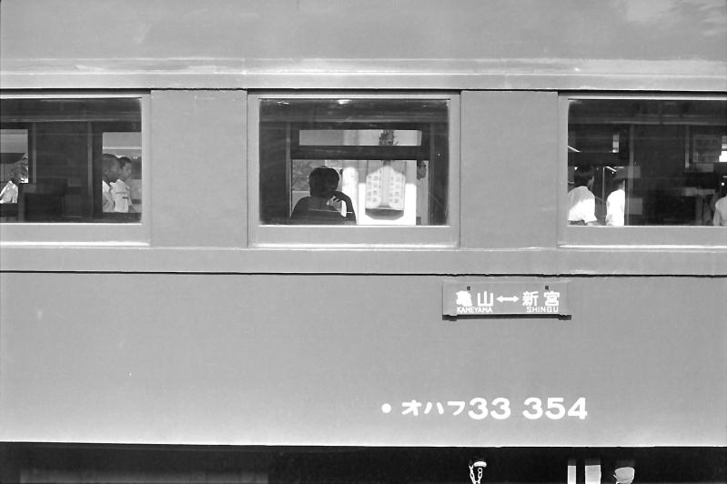 津駅に止まっているオハフ３３