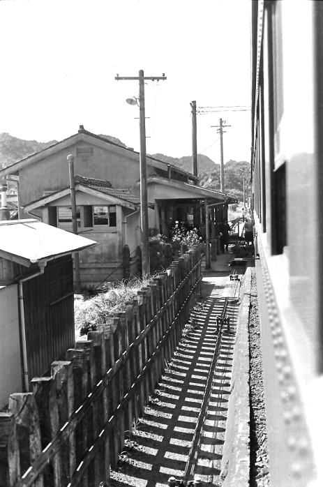 島式ホームの紀伊浦神駅の駅舎