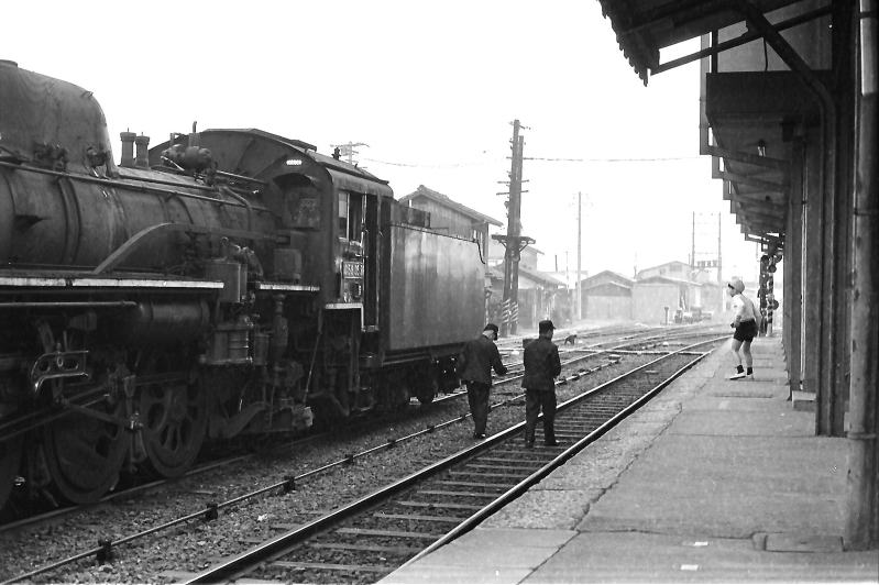 昭和４５年（１９７０）１０月奈良駅。Ｃ５８に興奮する男の子