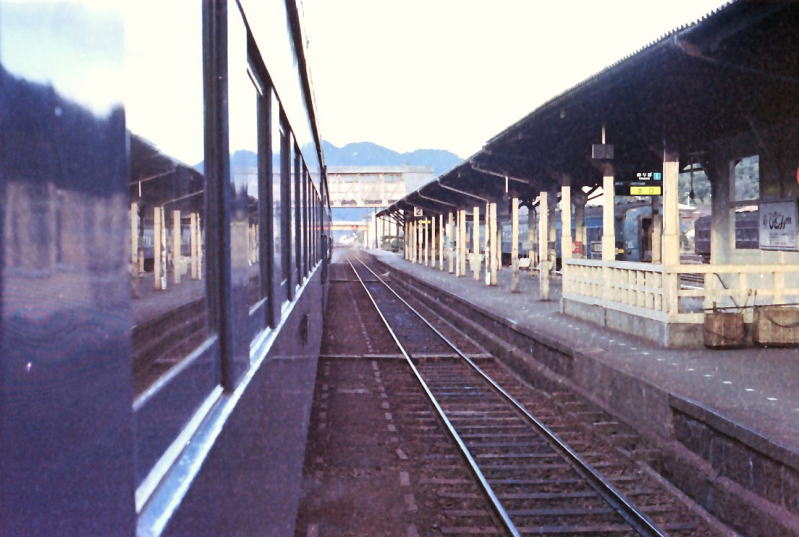同じく東舞鶴駅の客車の窓から