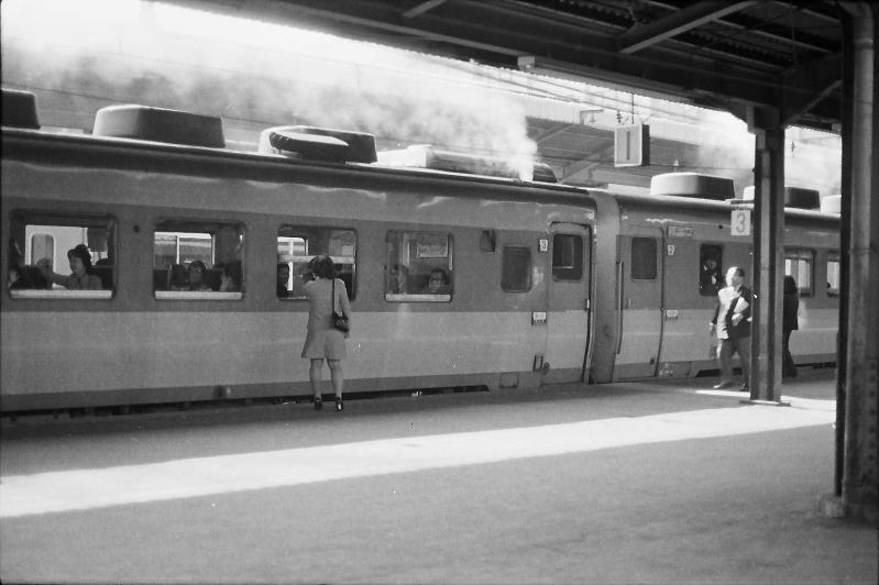 大阪駅１番線　動き出した「みまさか」