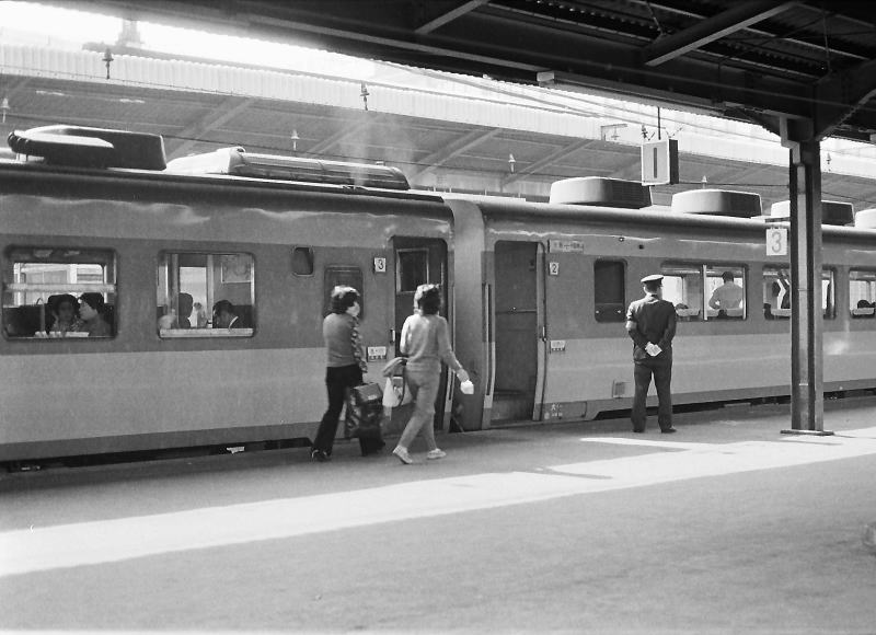 大阪駅１番線　急行みまさかの発車前