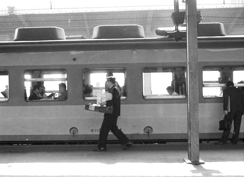 大阪駅１番線の駅弁屋さん