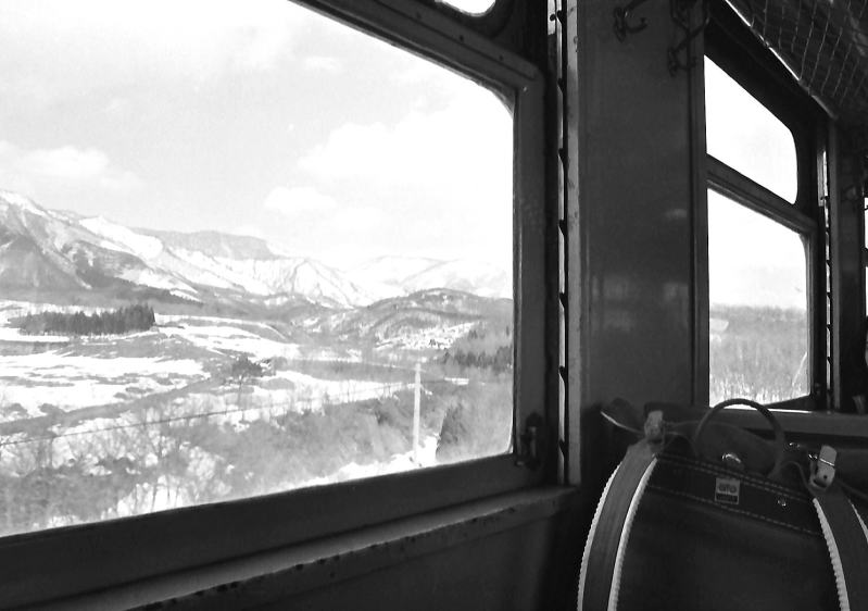 昭和48年3月　陸羽東線　中山平付近。バス窓のキハ１７系。