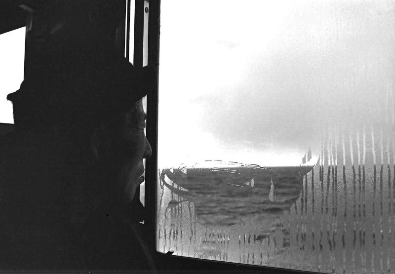 函館本線銭函付近。暗い石狩湾を眺める。