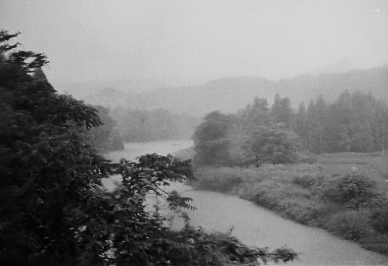 奥羽本線真室川あたり。豪雨の中、徐行運転でのろのろ