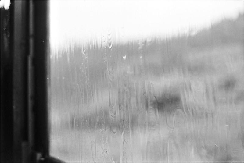 滝の内側に居るような光景