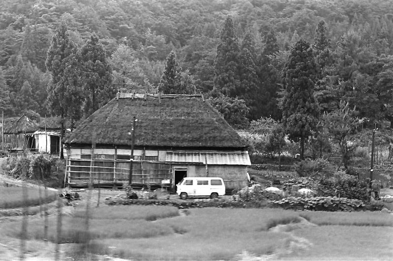 雨上がりの北上線。　線路沿いの農家。