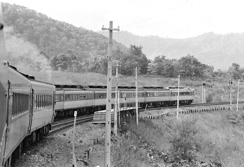 　根室本線　狩勝峠の西側　鹿越信号場にて。　釧路行きの急行「狩勝」から、すれ違いの特急「おおぞら」　