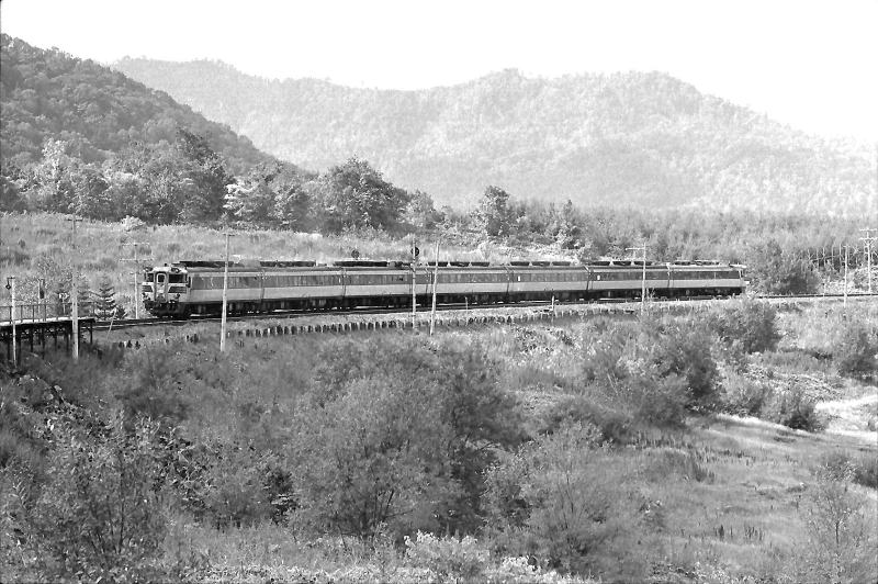 離合を終えて反対方向に去って行く特急「おおぞら」