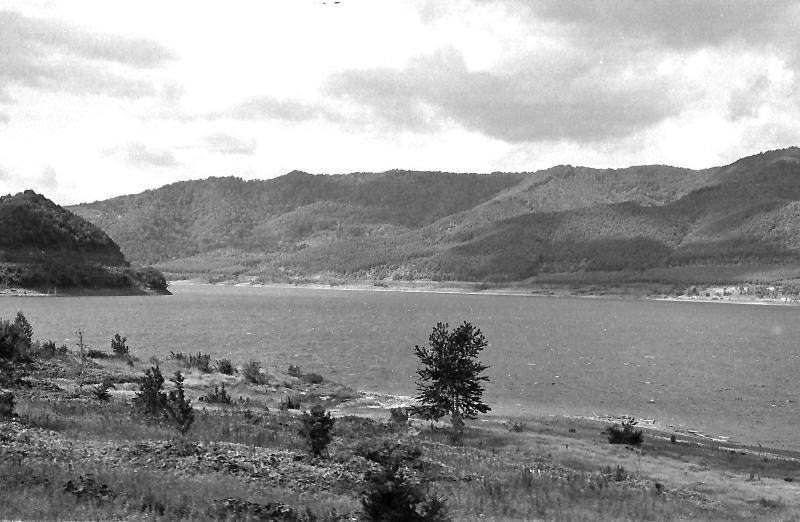 鹿越信号場付近・金山湖の風景