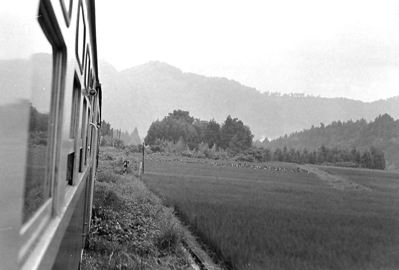 昭和４８年８月。樽見線　　山が迫ってくる谷汲口あたりの風景。　　　昭和48（１９７３）年8月