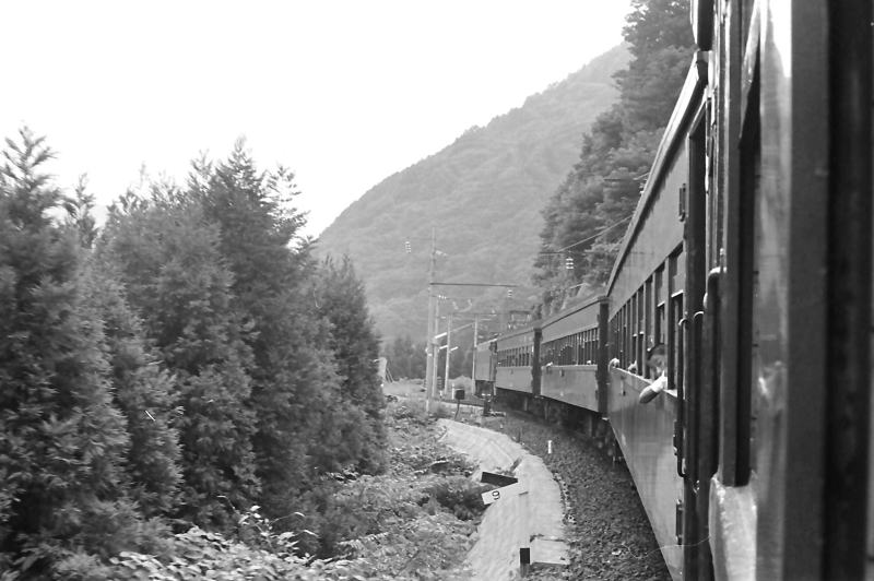 赤岩駅に着いた列車。駅の横を素通りしてスイッチバックへ入って行きます。