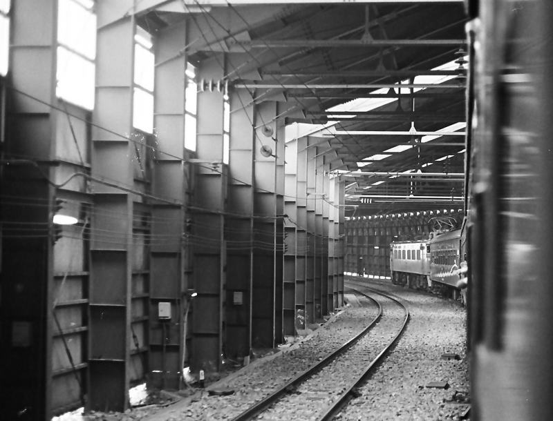 　同じ日　スノーシェードの中を走る。これはほとんどの駅ごとにありました。