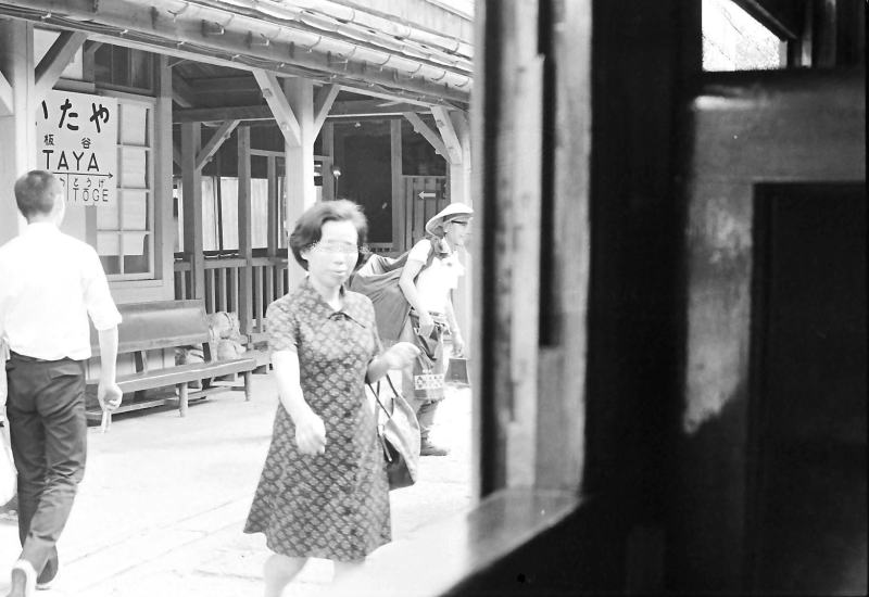 ホームのベンチがクッション付きになっていた板谷駅