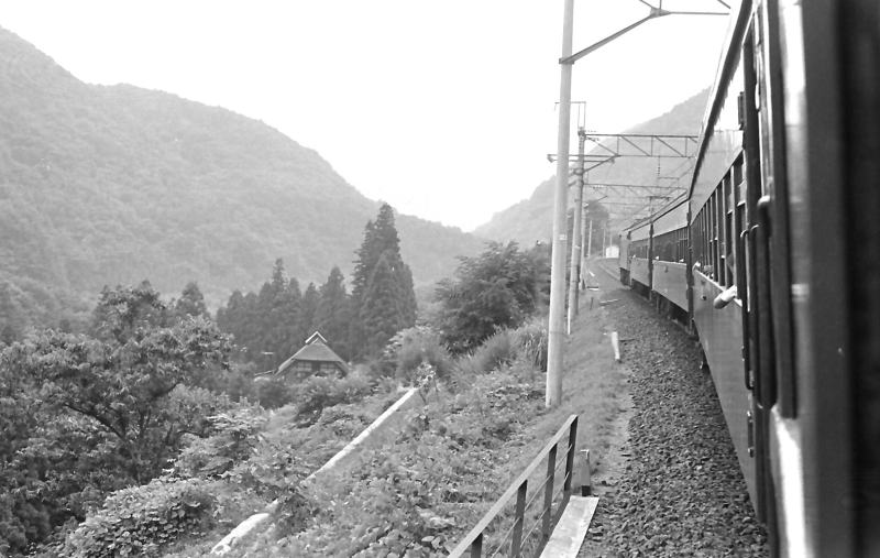 奥羽本線　赤岩付近。　急な坂を登って行きます。