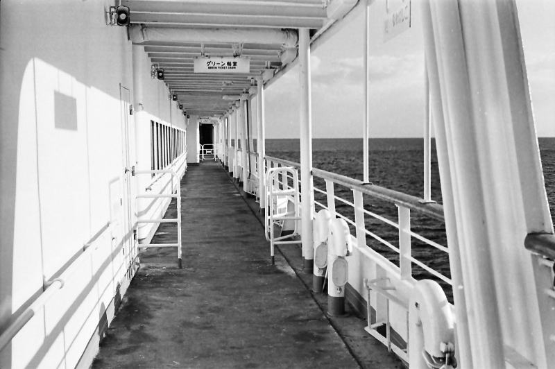函館から青森へ向かう青函連絡船・十和田丸の舷側通路。