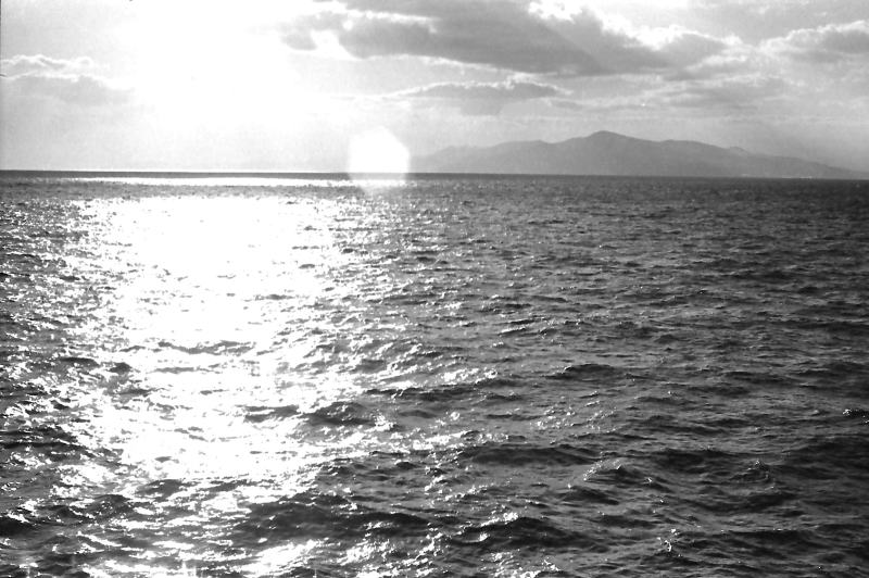 同じ日、夕方の津軽海峡　向こうに見えてきたのは竜飛岬か？　　