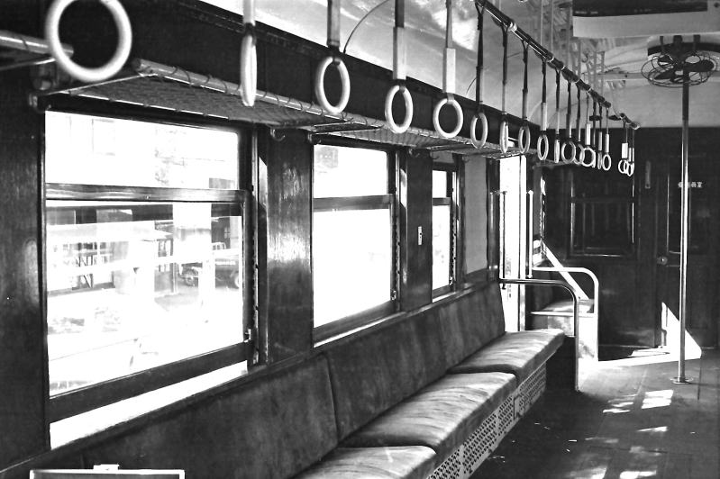 ロングシート化後の流電の車内