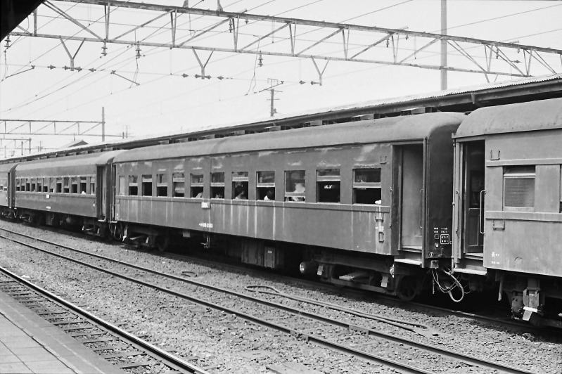 半流のオハ３５-２１３３　長野にて