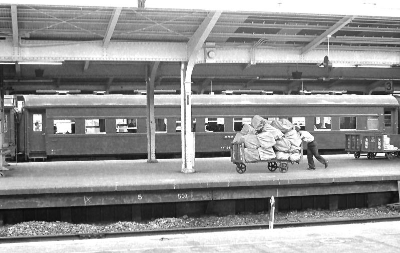 オハ３６　大阪駅