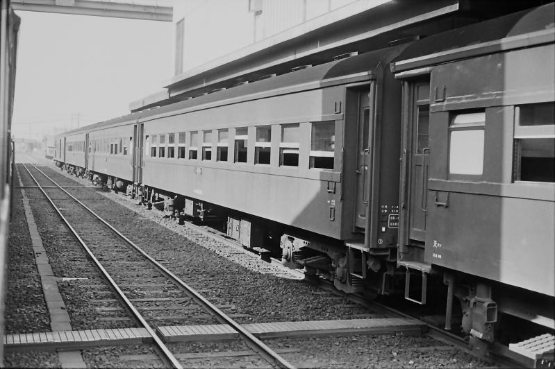 サッシ窓のスハ４３　津にて