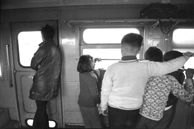 キハ１７車内　座席が取り外されたドア付近