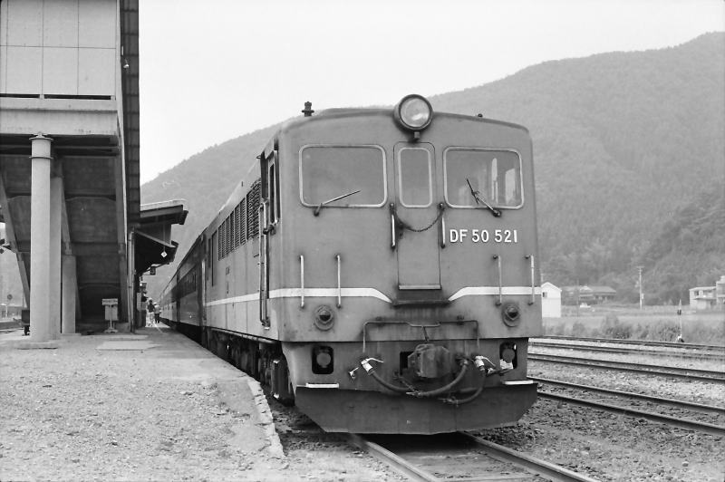 ＤＦ50-521　篠山口駅に停車中