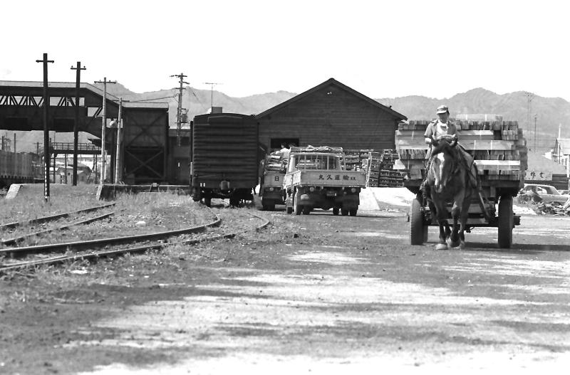 昭和４６年８月　八雲駅　馬車で積み荷を運んでくる。