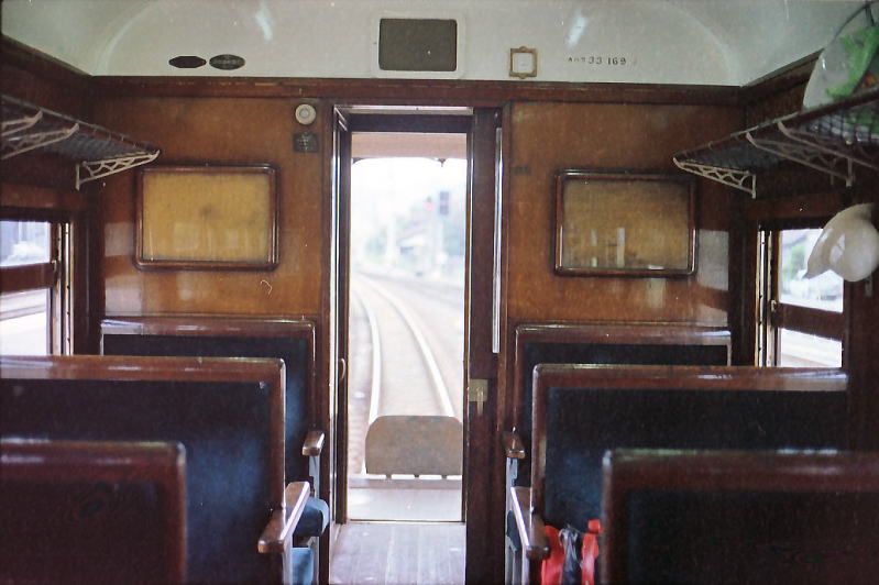 オハフ３３-１６９　ニス塗りの車内