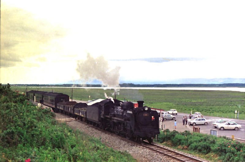 原生花園駅を出ていく列車
