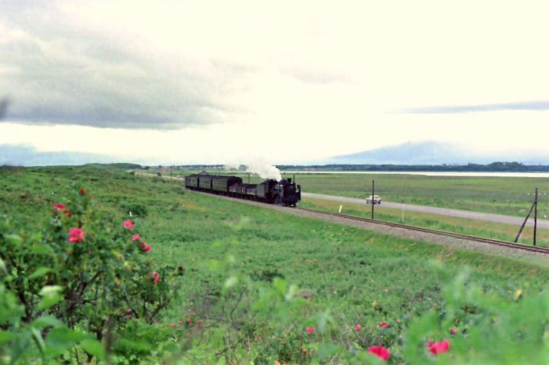 Ｃ５８の１号機が牽く網走行きの列車