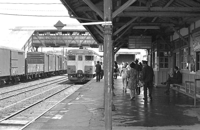 草津線貴生川駅　信楽行きのキハ５３に乗り込む人たち。　昭和４８（１９７３）年５月